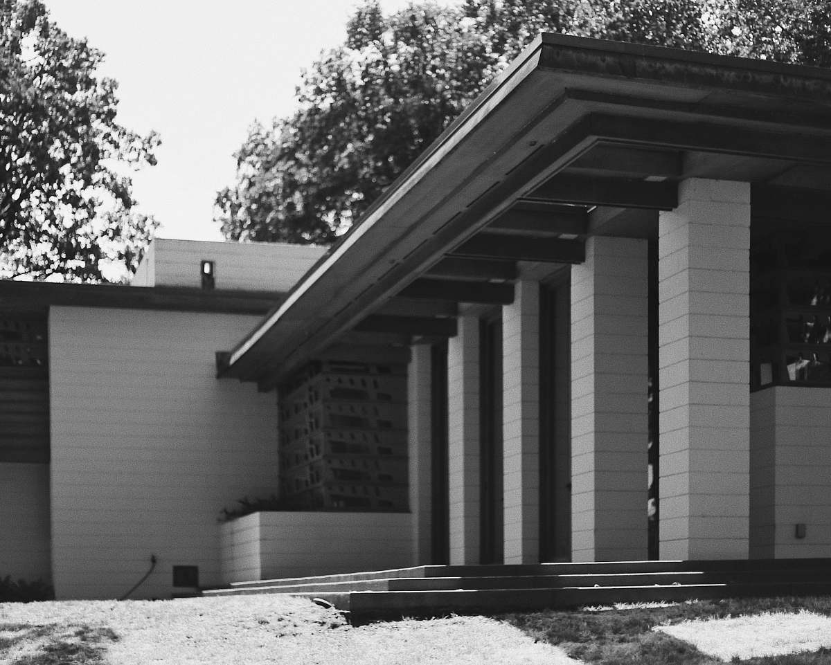 gordon house greyscale photography of building oregon